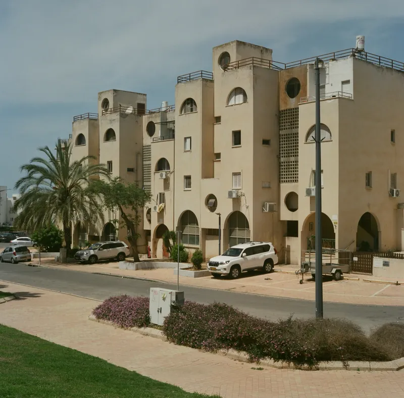 Residential complex with arched arcades, Ashkelon. Photograph by STAS PRO