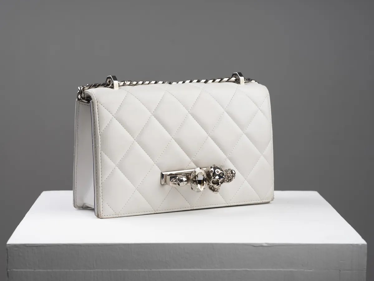 White quilted handbag on a plinth. Photograph by STAS PRO