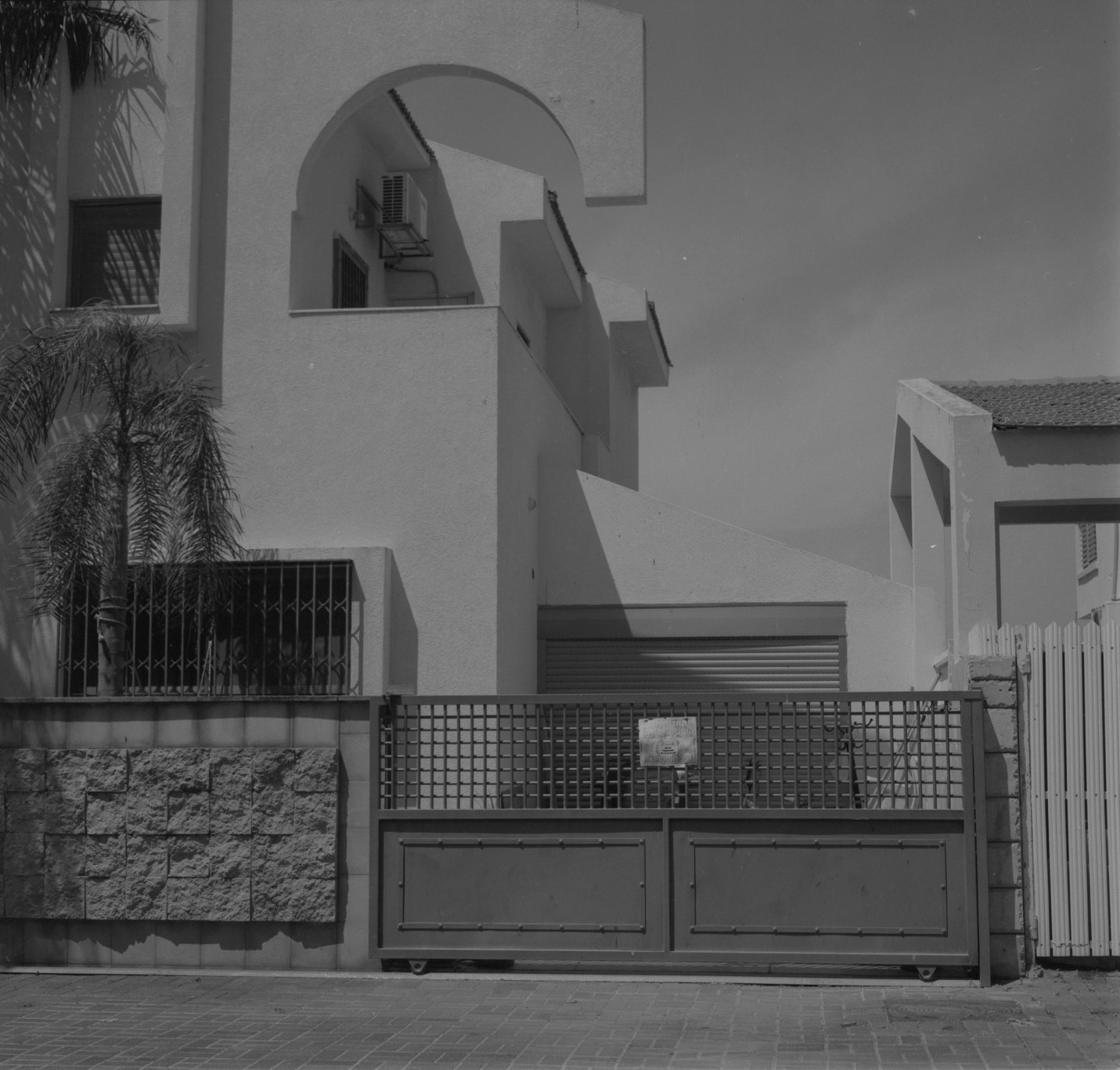 Contemporary white stucco residence with arched facade cutout. Architectural photography by STAS PRO